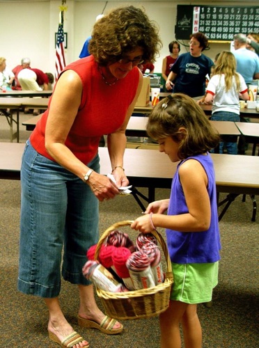 2006-09-08 Justice Janet receive a basket of yarn DSC08028.jpg